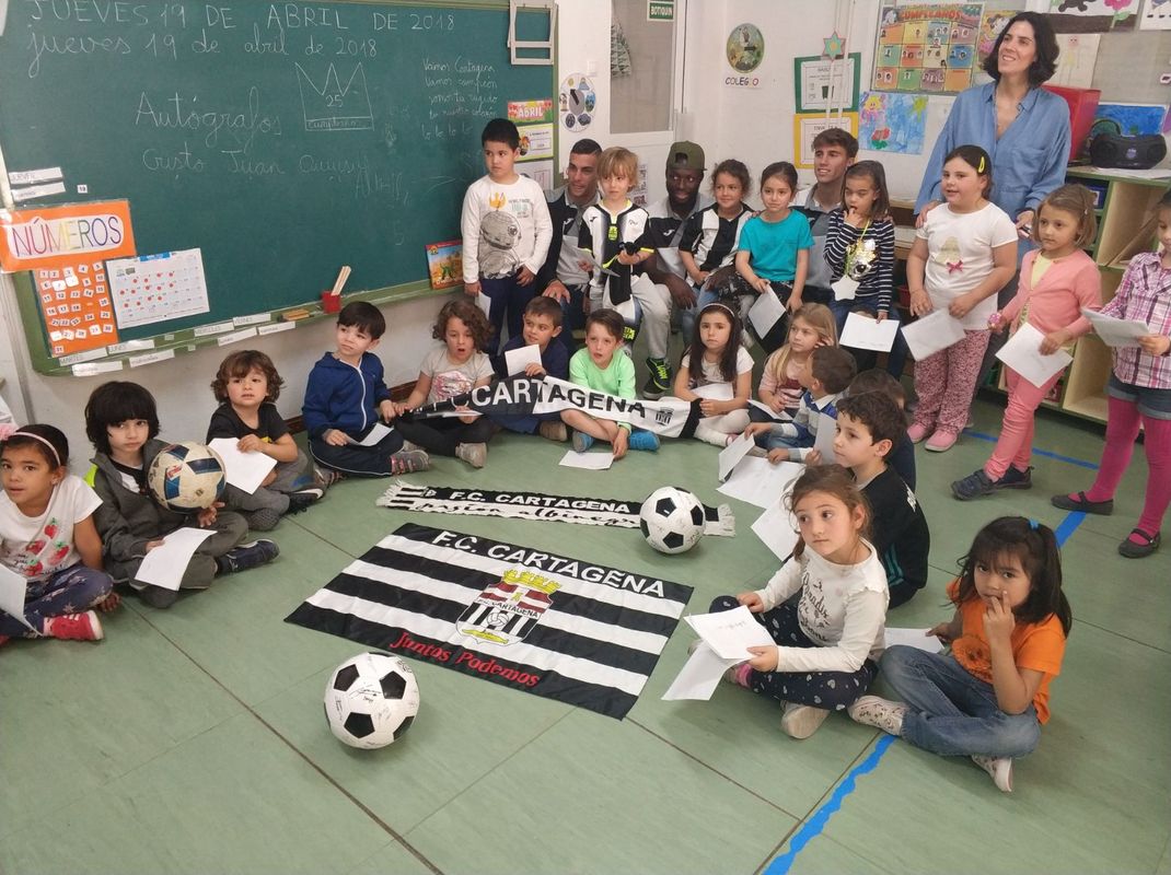 Varios jugadores del F.C Cartagena visitan el EEI Piripipao durante la celebracin de su 25 aniversario