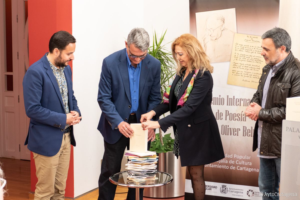 Presentacin de 'Caja oscura' ganadora el XXXI edicin del Premio Antonio Oliver Belms