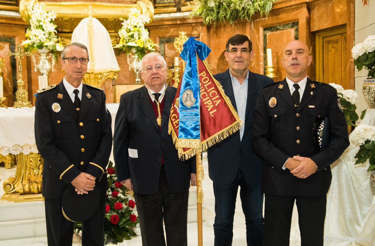 Entrega de bandern a la Polica Local