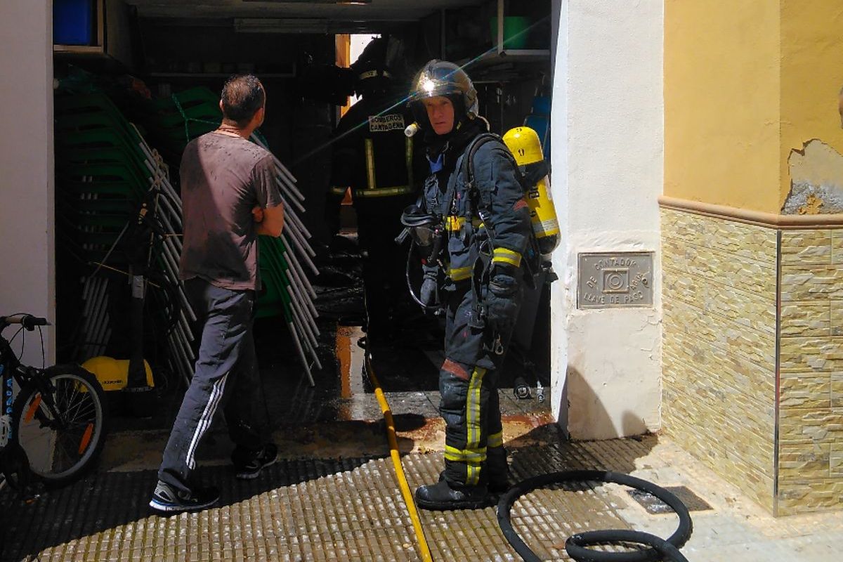 Intervención de Bomberos de Cartagena en un incendio de una cochera en Canteras