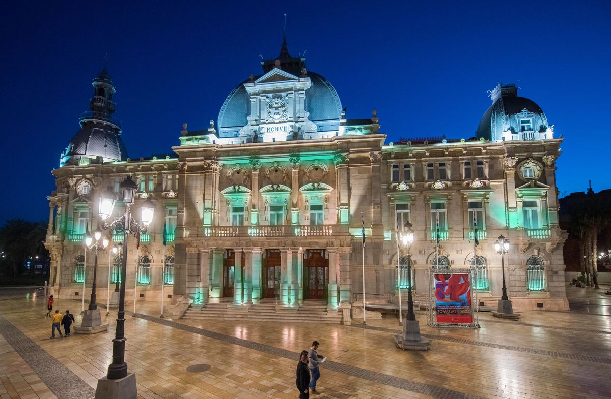 Vista del Palacio Consistorial de Cartagena iluminado de verde