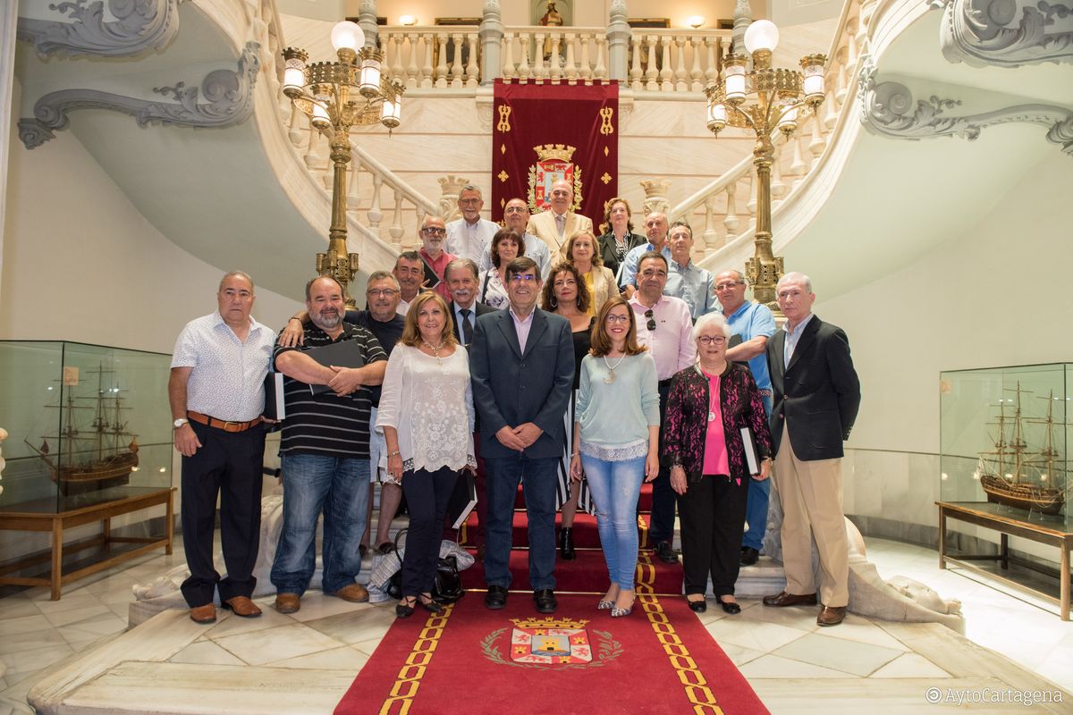 Entrega de placas de reconocimiento a los funcionarios jubilados