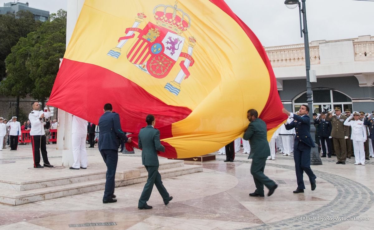 Arriado solemne de Bandera durante el Da de las Fuerzas Armadas