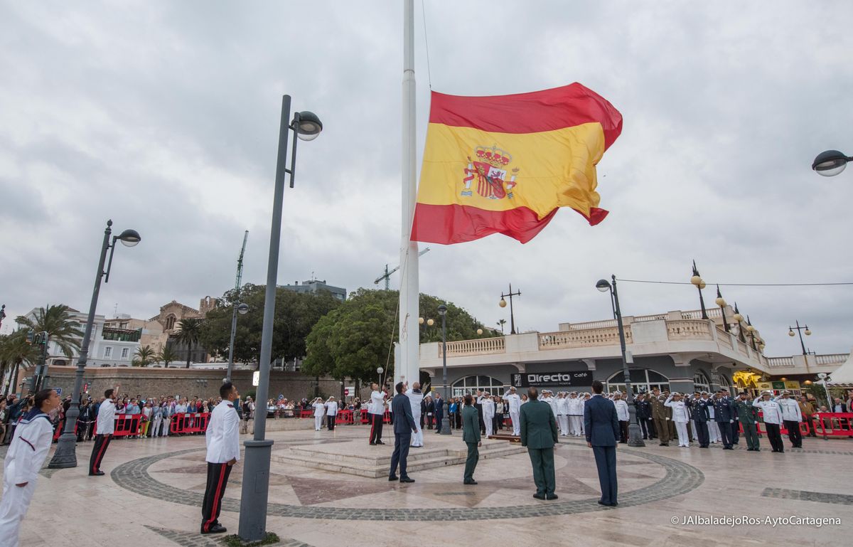 Arriado solemne de Bandera durante el Da de las Fuerzas Armadas. Imagen de archivo