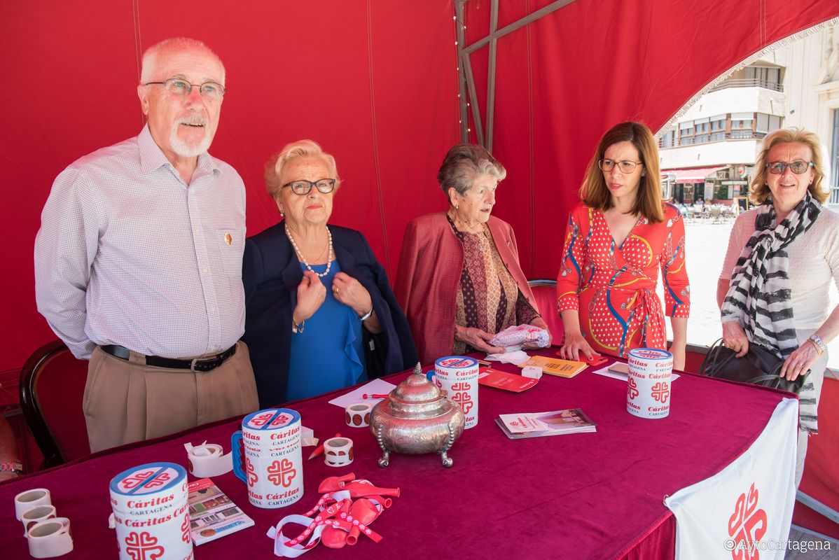 Mesa Petitoria de Critas en la Plaza del Ayuntamiento