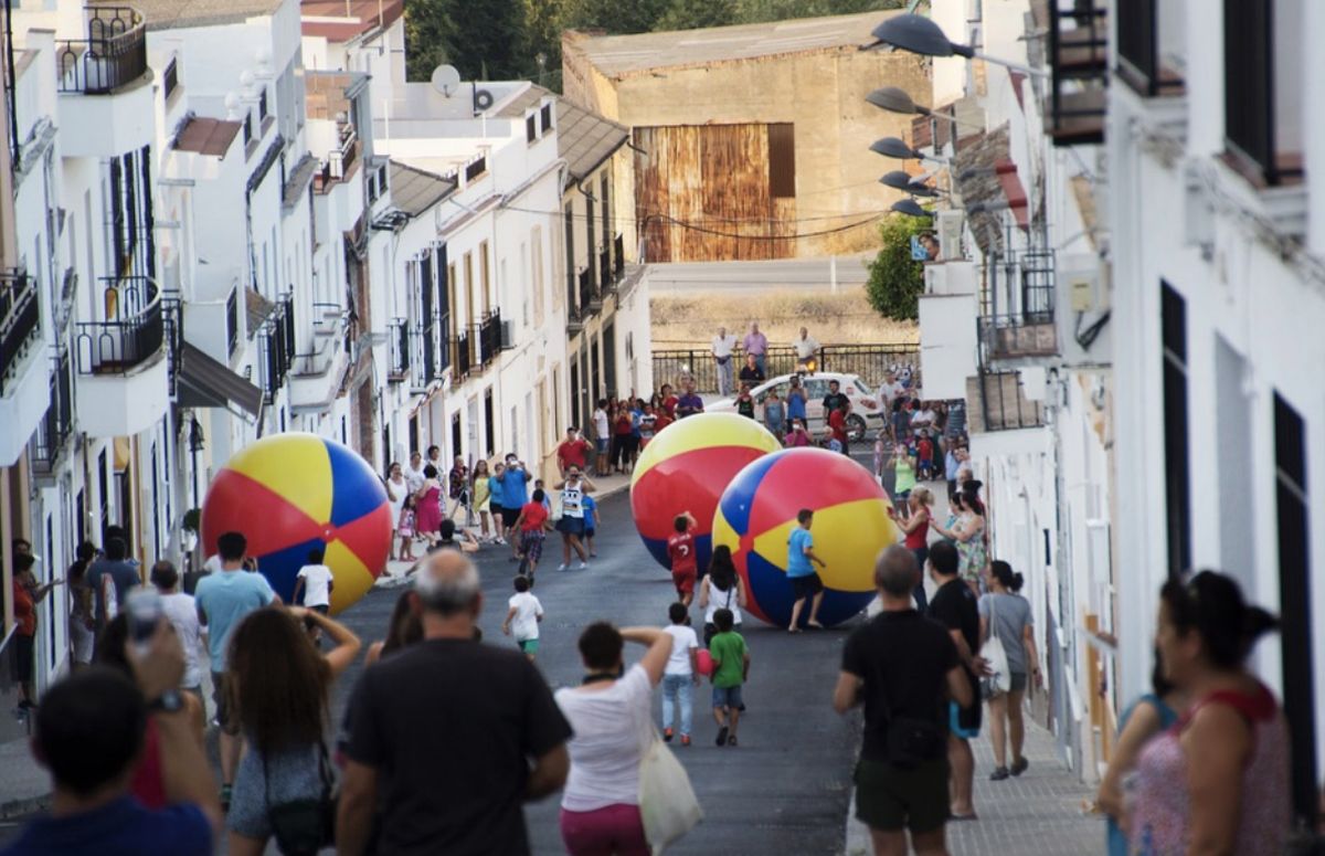 Pelotas gigantes en Mucho Ms Mayo