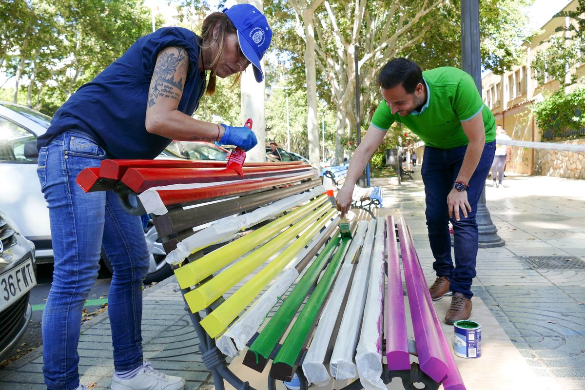 Pintado de bancos y maceteros con los colores de las banderas LGTBI y TRANS con motivo de la conmemoracin del Orgullo 2018