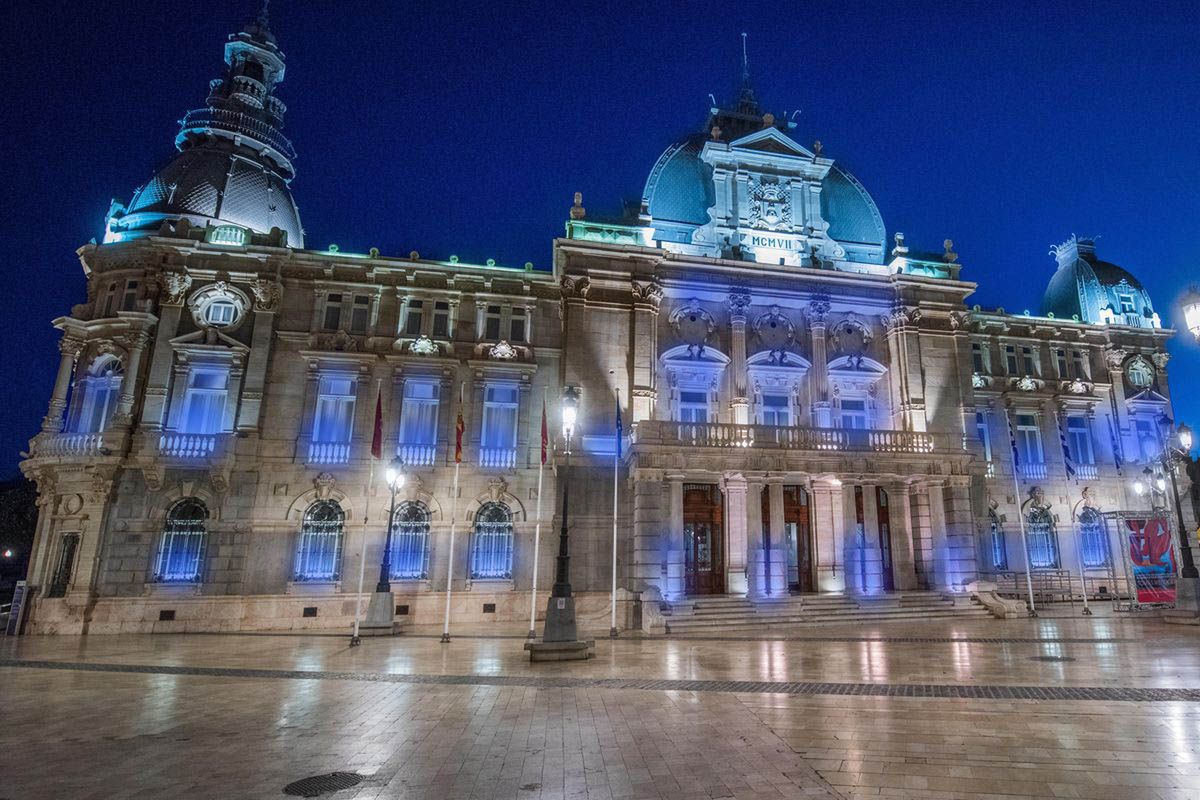 Fachada Palacio Consistorial iluminado de azul