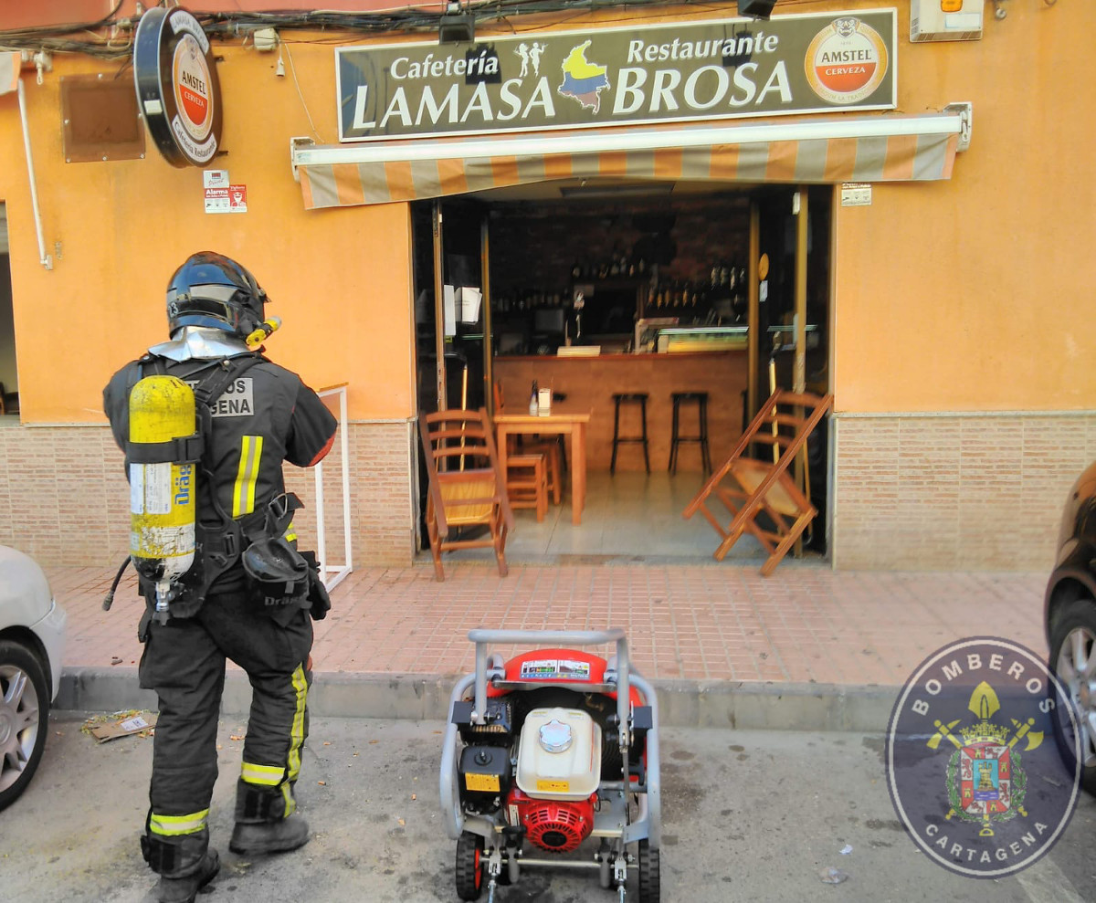 Bomberos extinguen un pequeño incendio en un bar de la calle Grecia