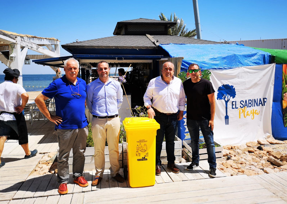 Entrega de contenedores amarillos en chiringuitos de la costa dentro de la campaña de reciclaje
