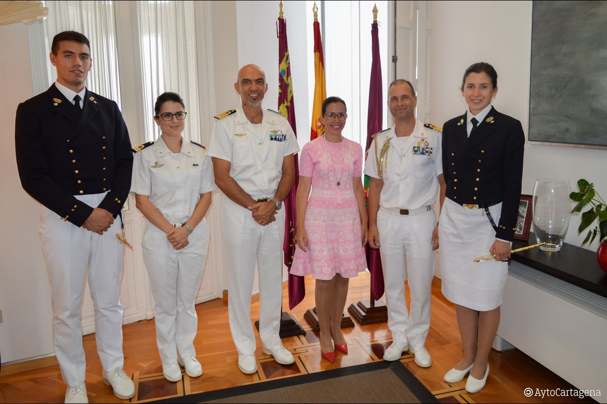 Visita del comandante y tripulacin del destructor italiano 'Luigi Durand de la Penne' a la alcaldesa