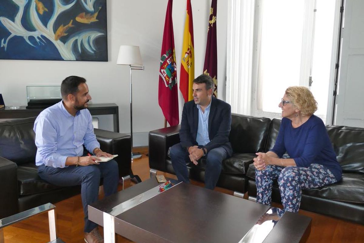 Daqvid Martnez y Mercedes Garca con Pedro Belmonte, nominado a Mejor Docente de Espaa