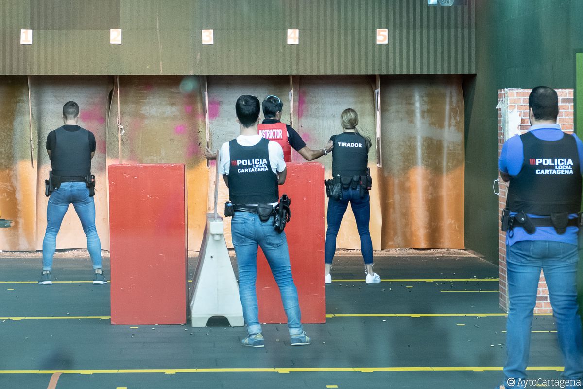 Curso en el manejo de armas de fuego para los policas locales en la Escuela de Seguridad Pblica del Ayuntamiento de Cartagena