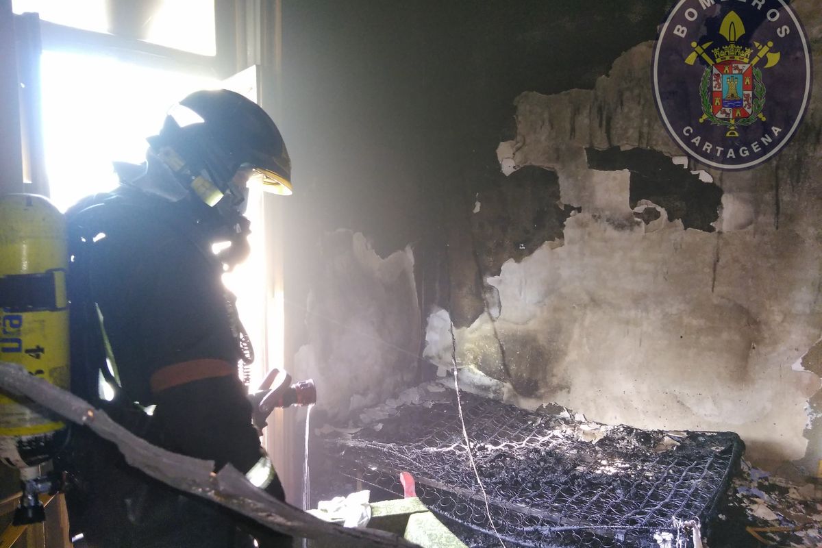 Intervencin de los bomberos en un edificio abandonado de Santa Luca