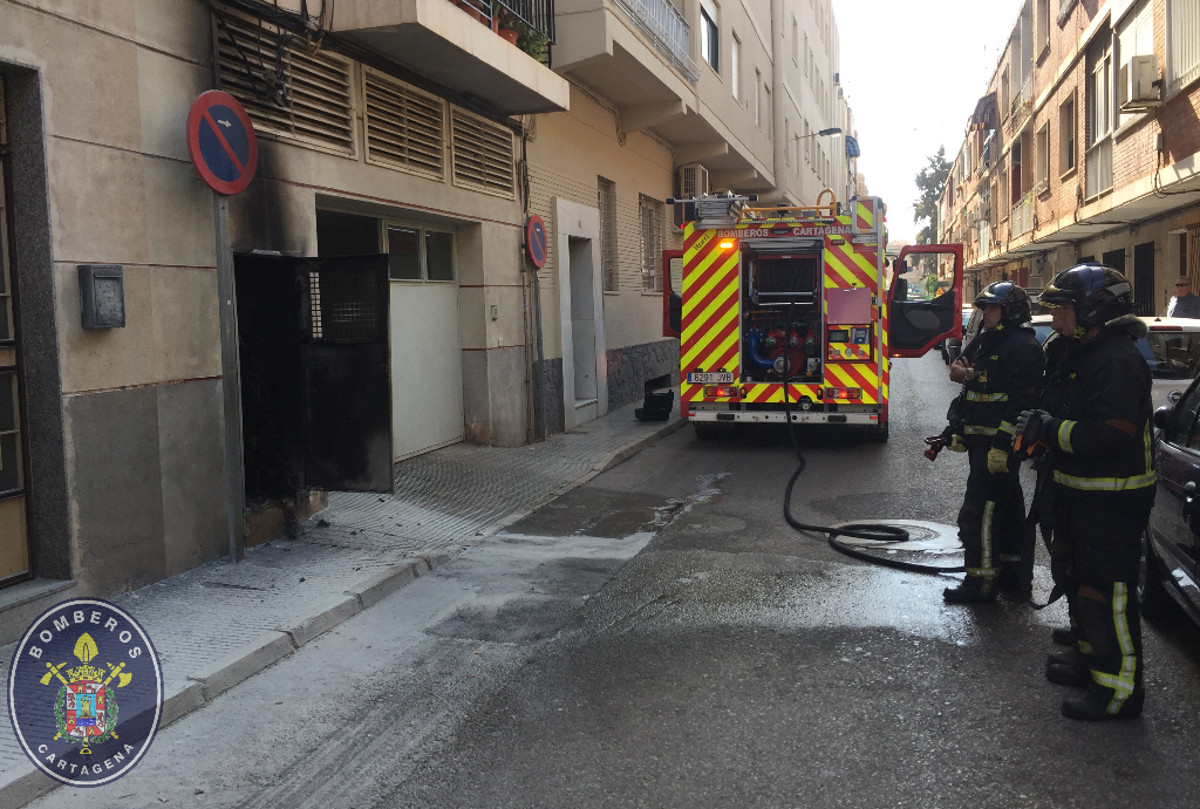 Bomberos extinguen un incendio en la oficina de Correos de Urbanizacin Mediterrneo