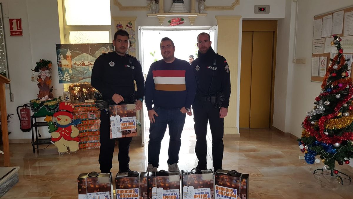 Agentes de la Polica Local durante la entrega de lotes navideos a Entidades Sociales