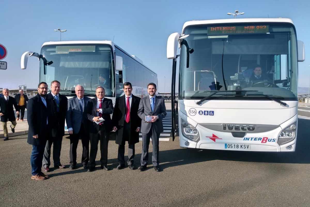 El concejal David Martnez, junto a otras autoridades en la presentacin de la lnea de autobuses del areopuerto