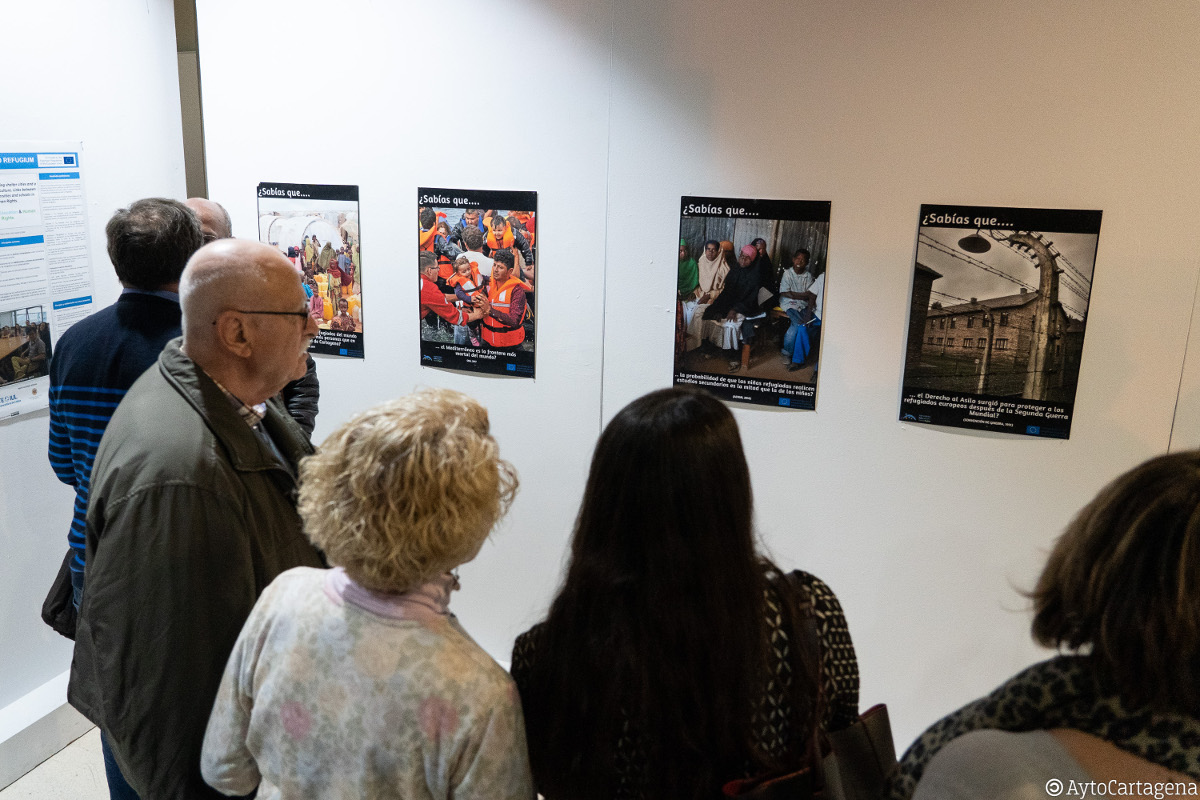 Inauguracin de la exposicin Refugiados, del Cartagena Piensa, en El Luzzy