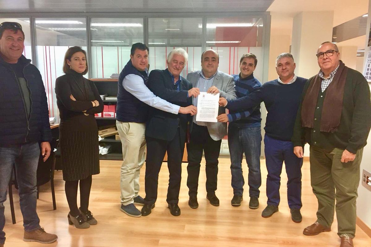 El concejal Juan Pedro Torralba junto a representantes de las cuatro asociaciones del taxi y tcnicos municipales