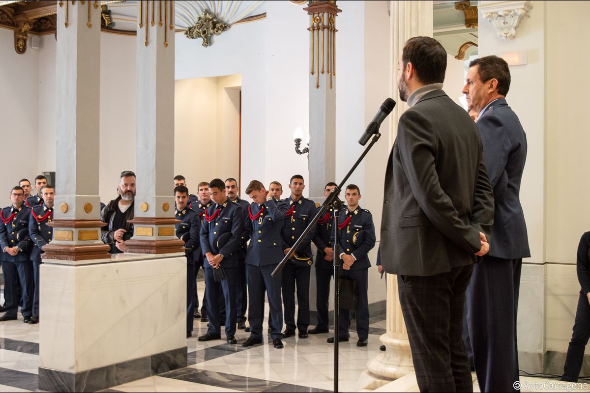 Un centenar de nuevos alumnos de la Academia General del Aire visitan ...