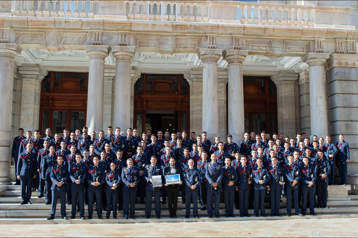 Un centenar de nuevos alumnos de la Academia General del Aire visitan ...