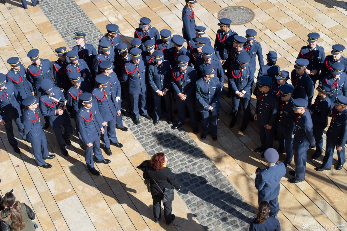 Un centenar de nuevos alumnos de la Academia General del Aire visitan ...
