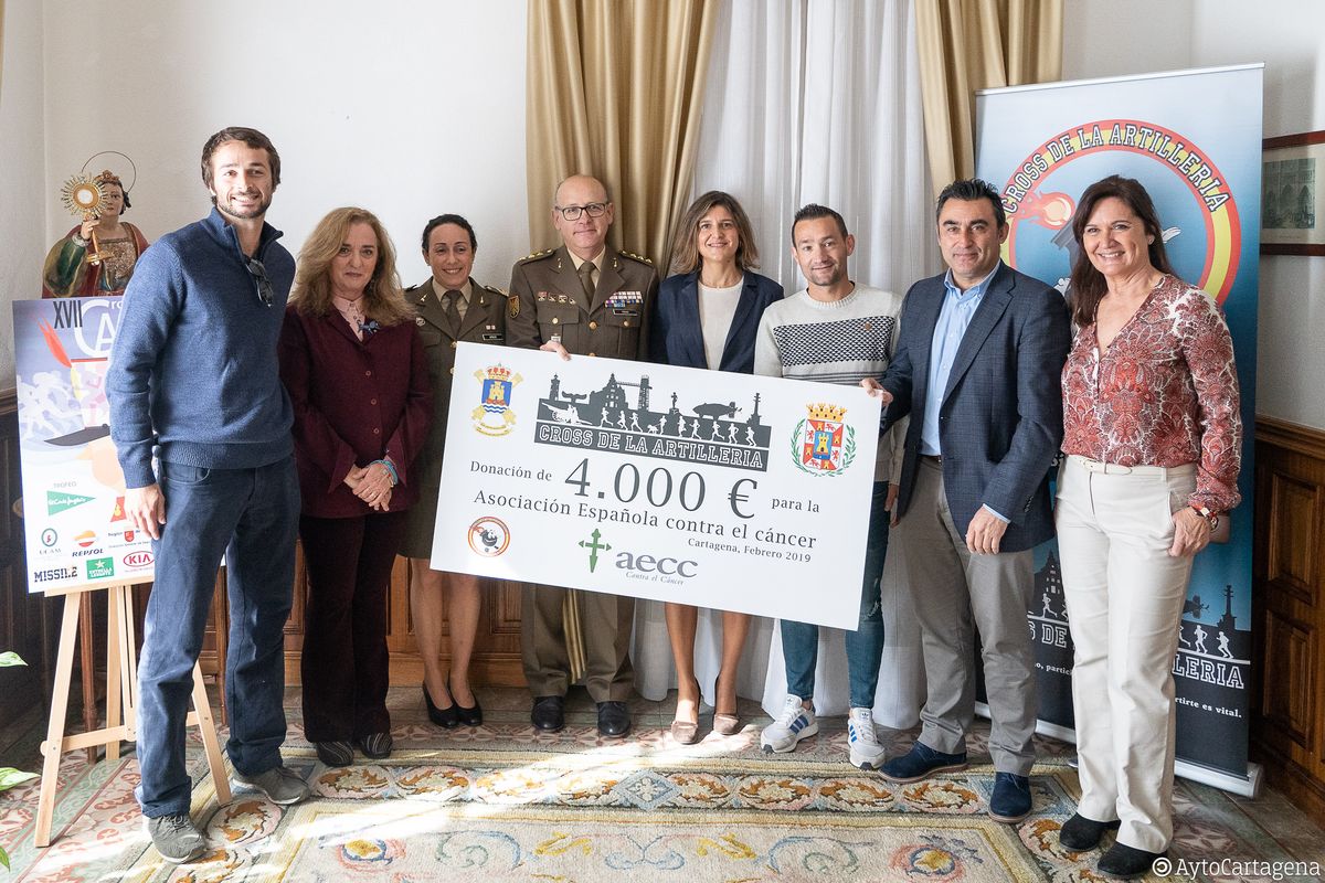 Cheque solidario del Cross de la Artillera