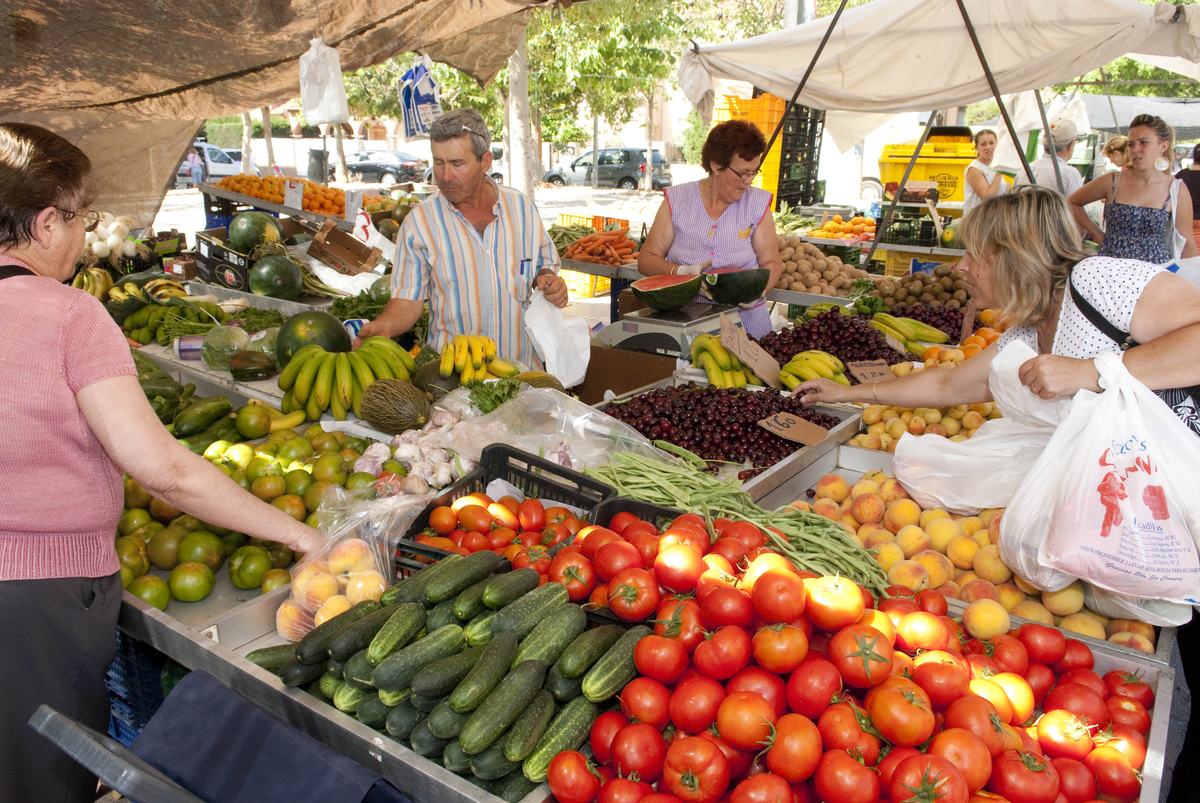 Mercadillo de Urbanizacin Mediterrneo. Imagen de archivo