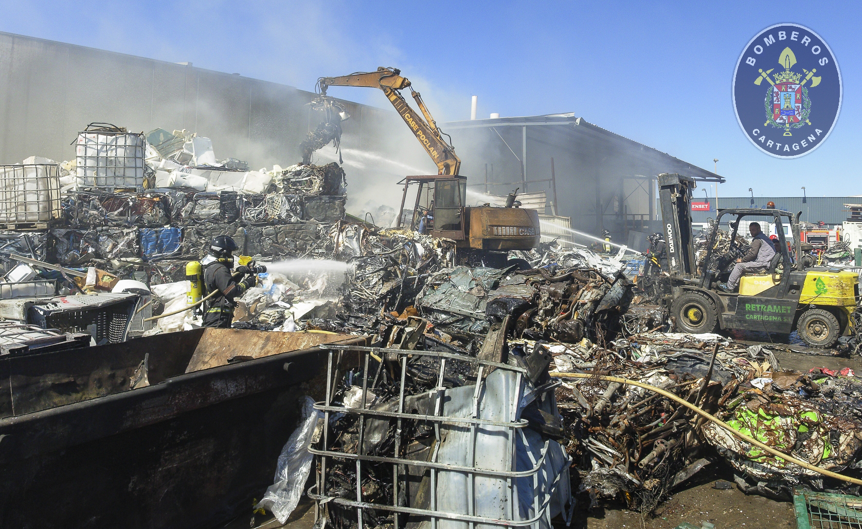 Extincin del incendio en una chatarrera del polgono industrial Cabezo Beaza