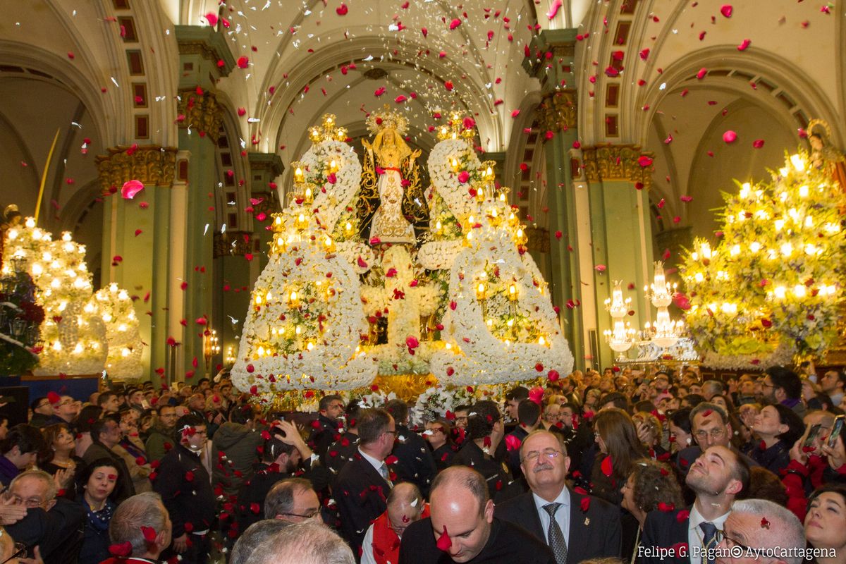 Vía Crucis marrajo en el interior del templo de Santa María de Gracia