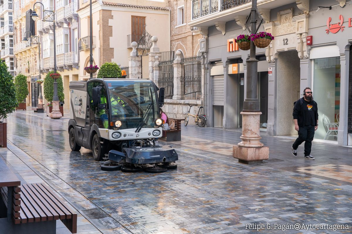 Barredora fregadora en el eje peatonal del Centro Histórico