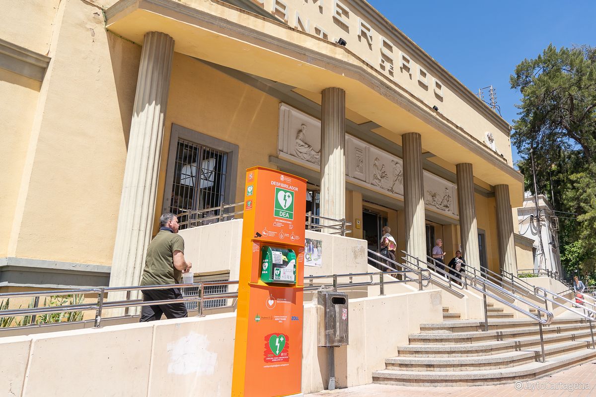 Nuevos desfibriladores en la plaza de San Francisco, Mercado de Santa Florentina y Cnit