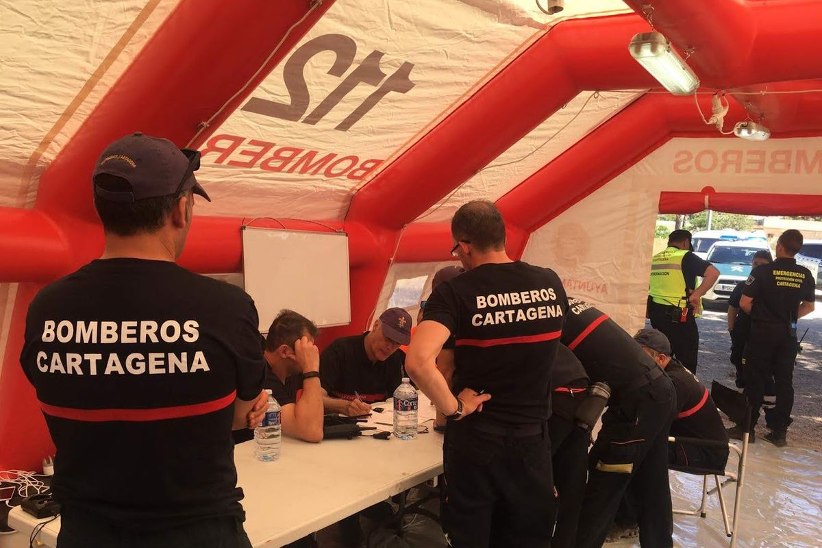 Bomberos del Ayuntamiento de Cartagena en las tareas de bsqueda del hombre desaparecido en el Roldn