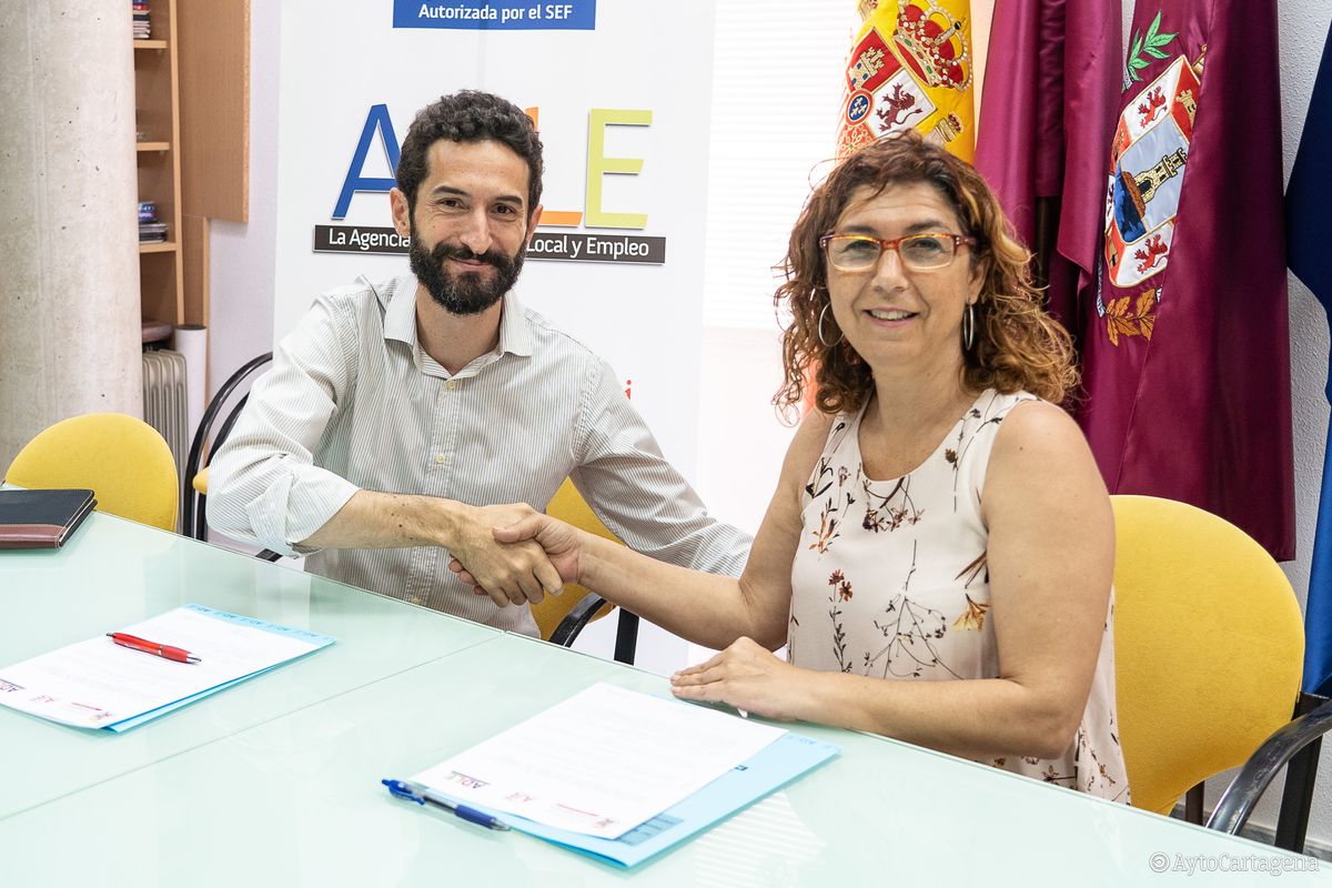 Firma del convenio ADLE y AJE para registrar patentes y marcas