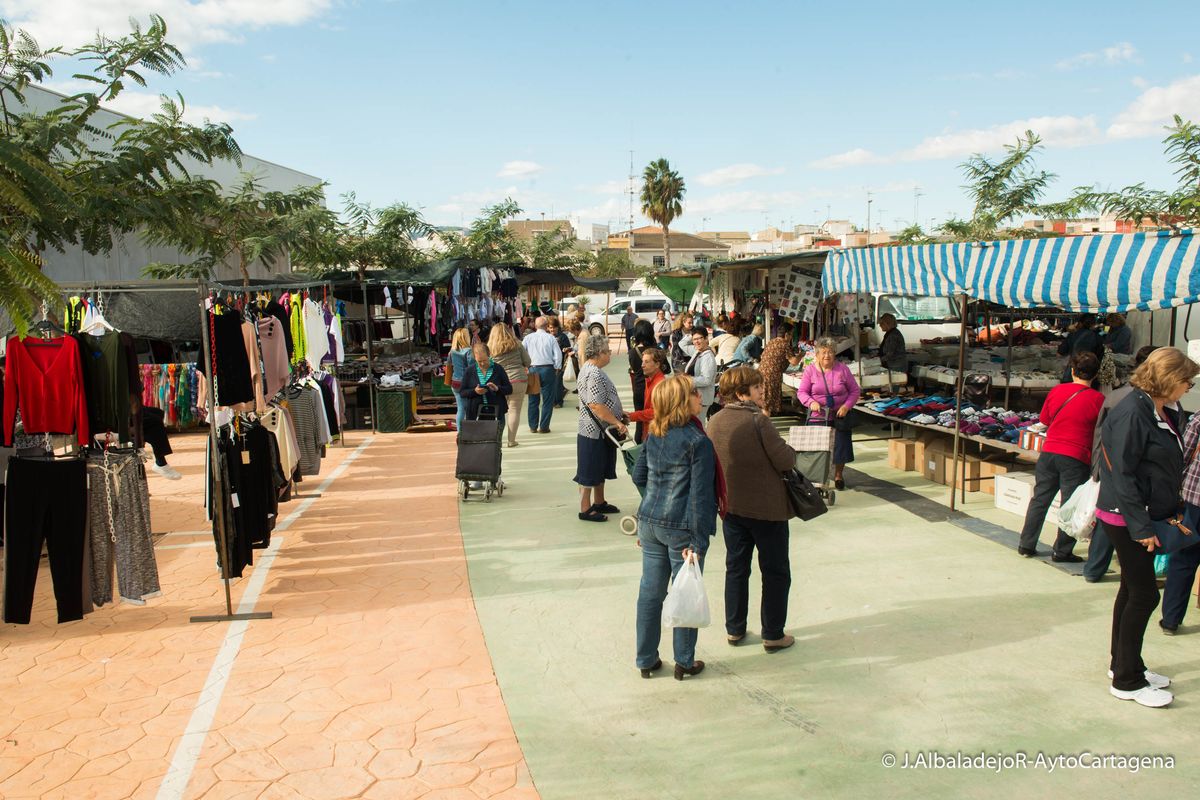 Mercadillo de Barrio de Peral en la plaza de Nicomedes Gmez