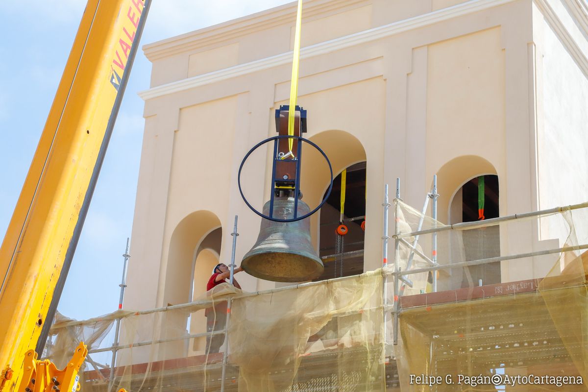 Colocacin de campanas en la Iglesia de Santa Mara de Gracia
