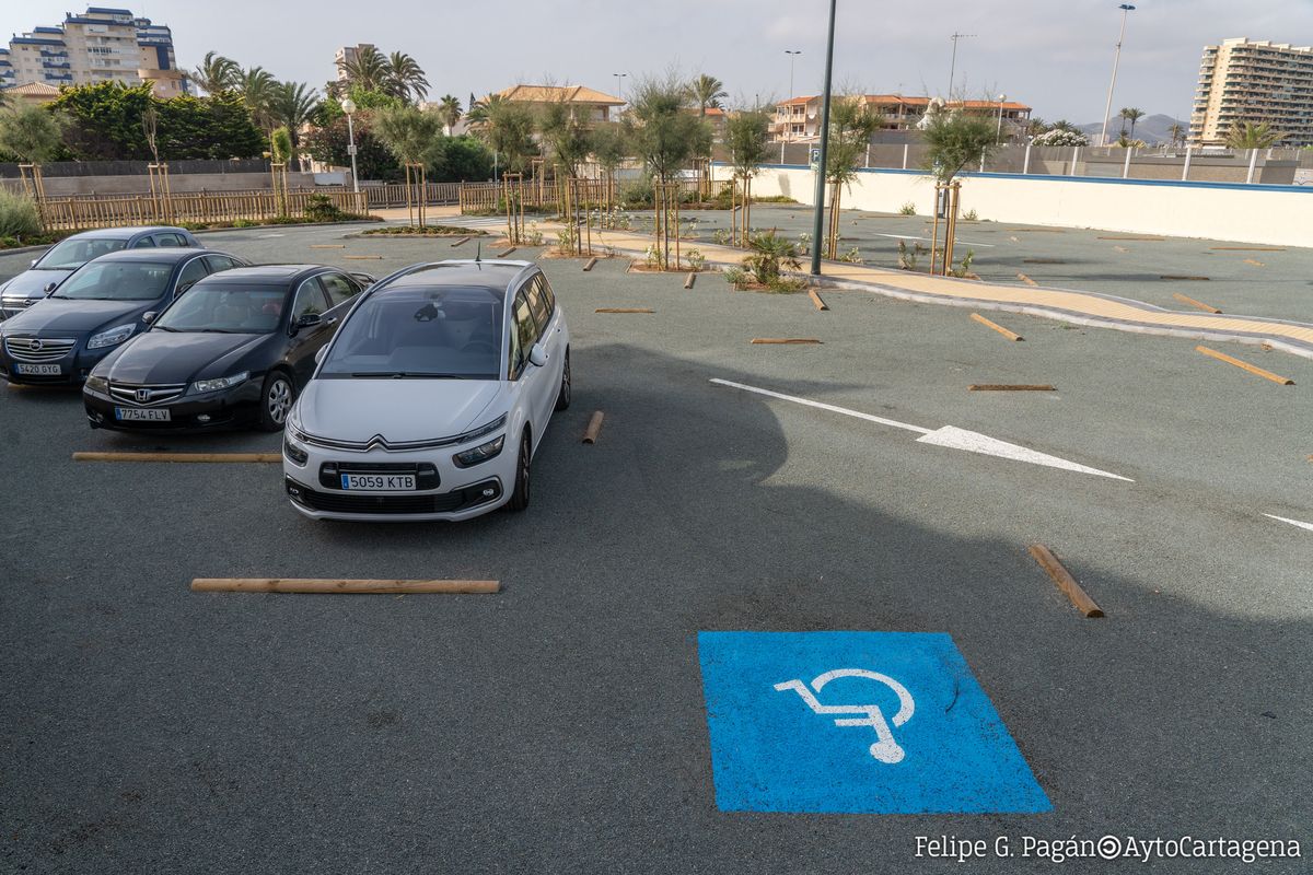 Foto de archivo aparcamiento para personas con movilidad reducida