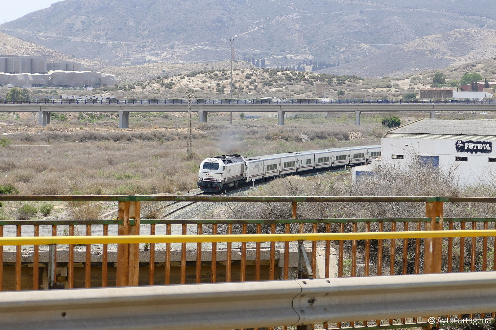 Un tren circulando por las vas en Cartagena