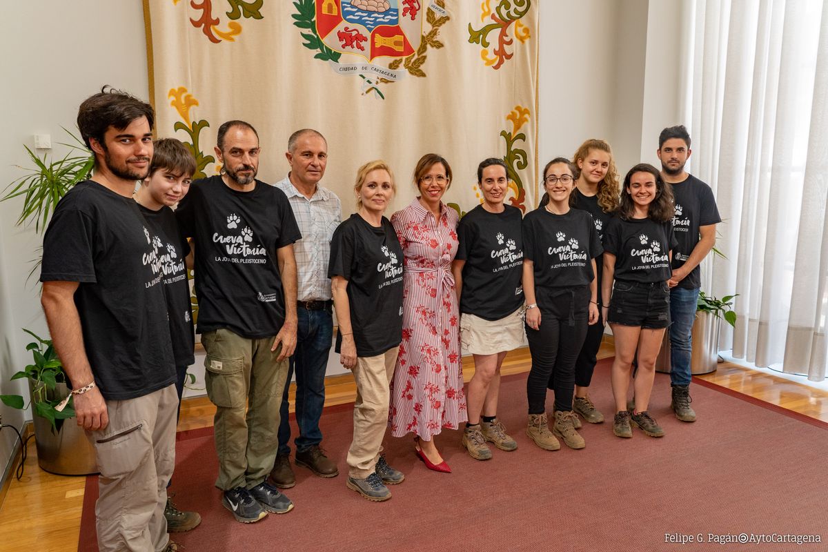 Visita al Palacio Consistorial de un grupo de paleontlogos de Cueva Victoria 