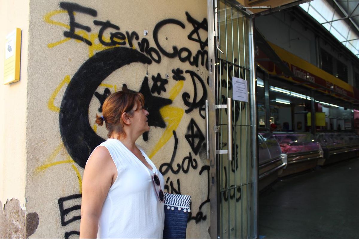 Leli Garca, de Unidas Podemos IU-V Equo, visitando el Mercado de Santa Florentina