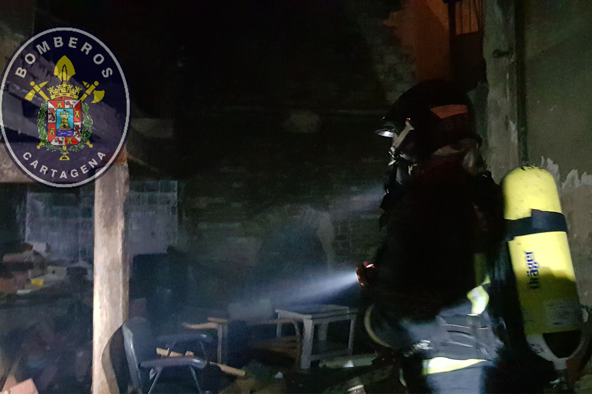 Bomberos Cartagena extinguen un incendio en un bajo de Santa Luca