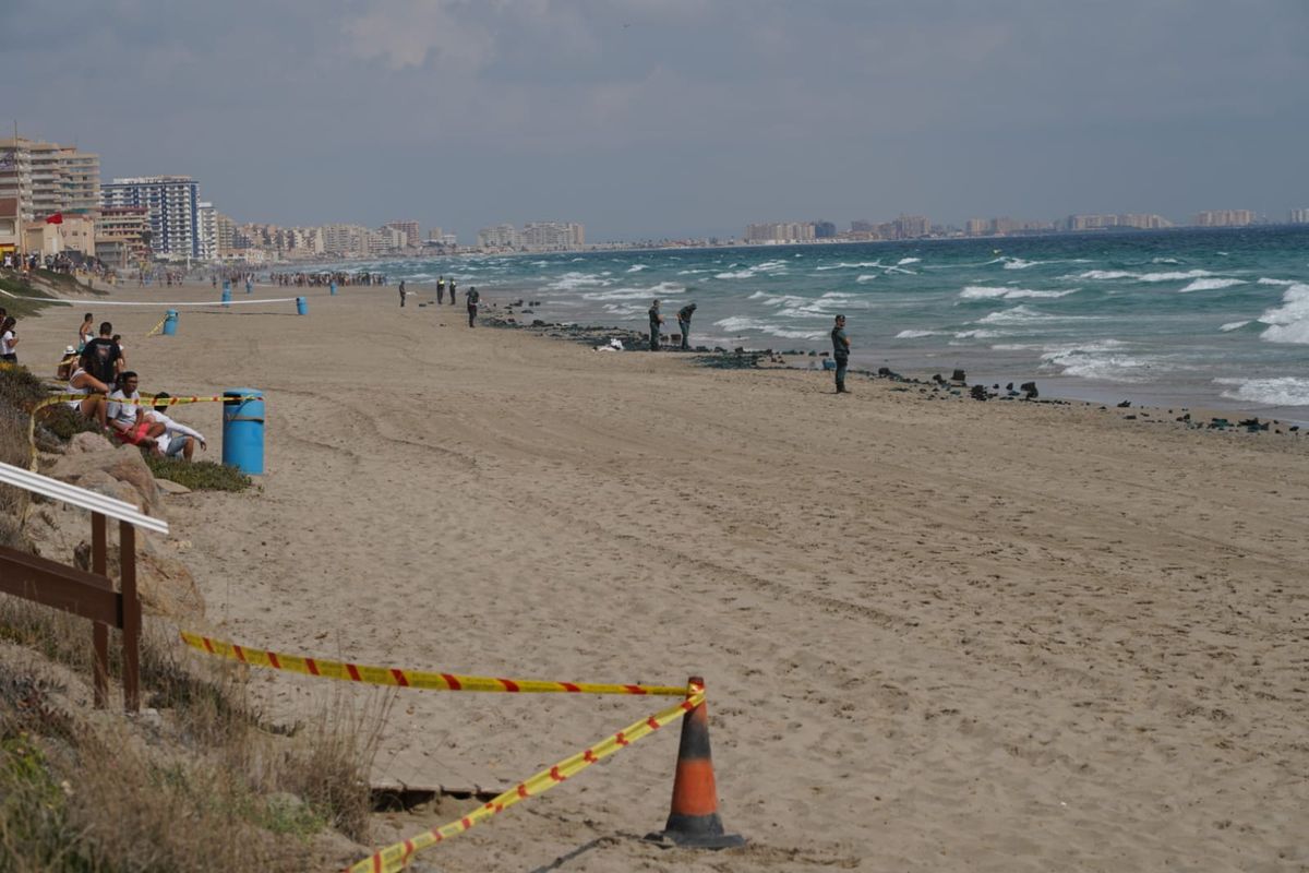 Cerradas al bao playas de La Manga por el accidente areo de la Patrulla guila