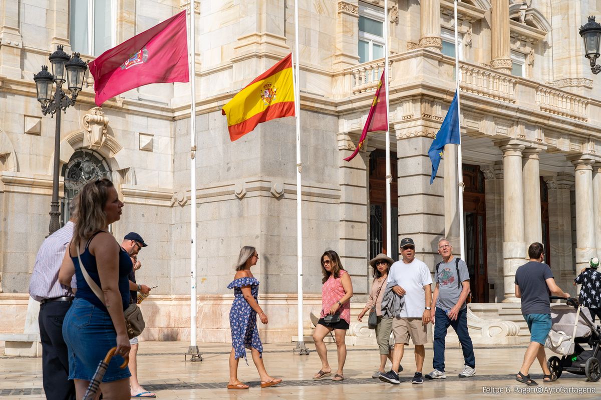 Banderas a media asta en el Palacio Consistorial de Cartagena