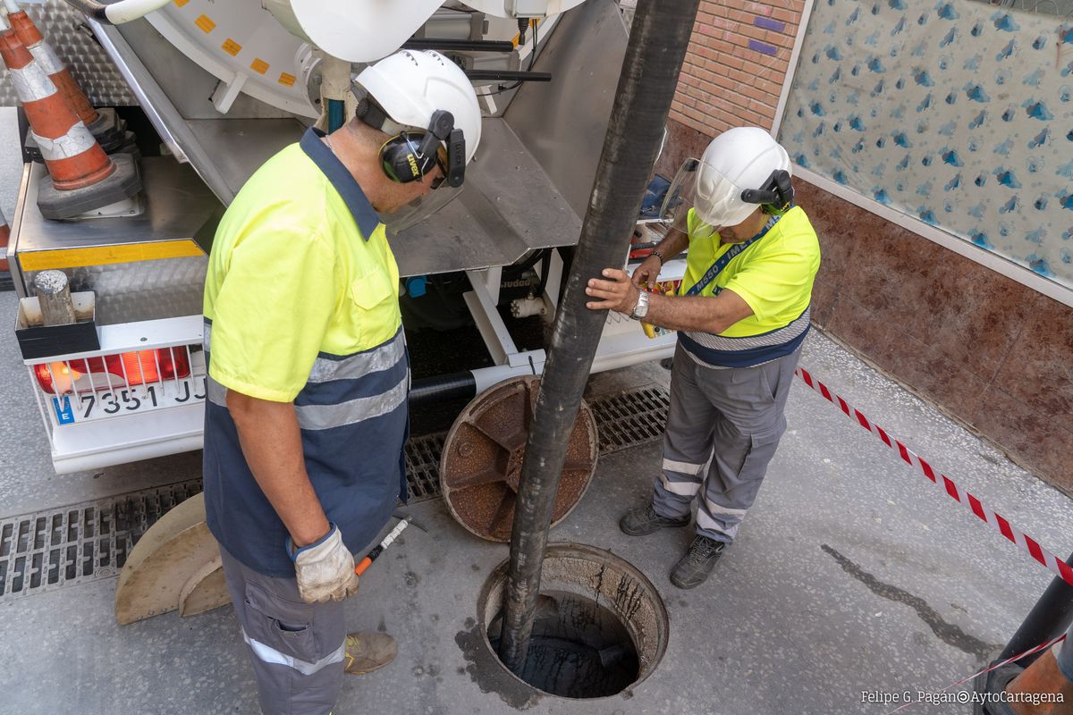 Brigadas de limpieza en acondicionamiento y mantenimiento de alcantarillado