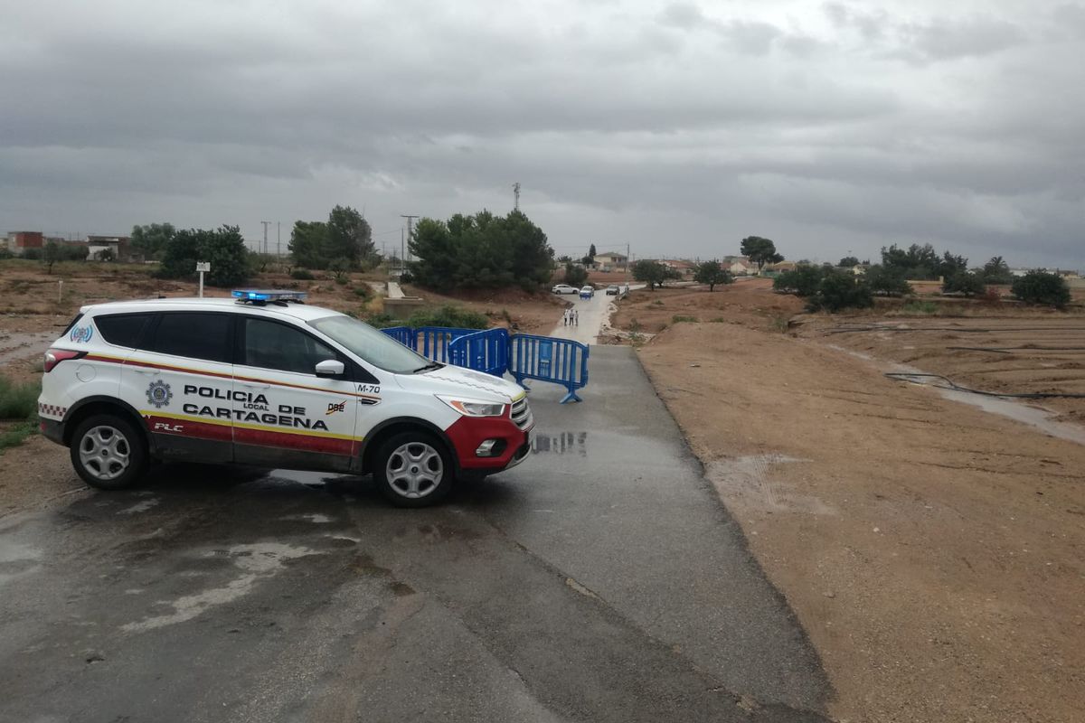 Carretera cortada por encharcamiento de la calzada