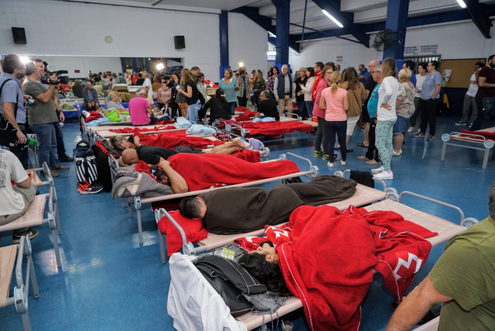 Visita a los vecinos de Villas Caravaning realojados en el Pabelln Municipal de Deportes