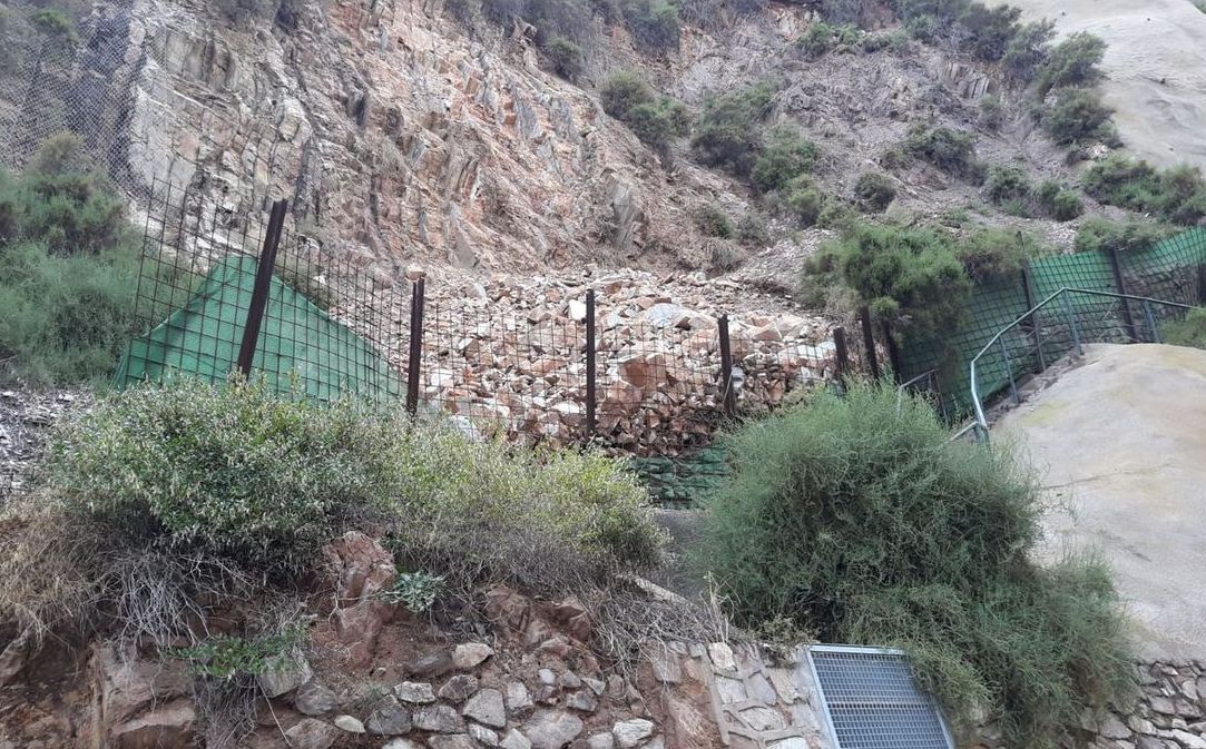 Desprendimientos en la calle Gisbert que han provocado su cierre a vehculos y peatones