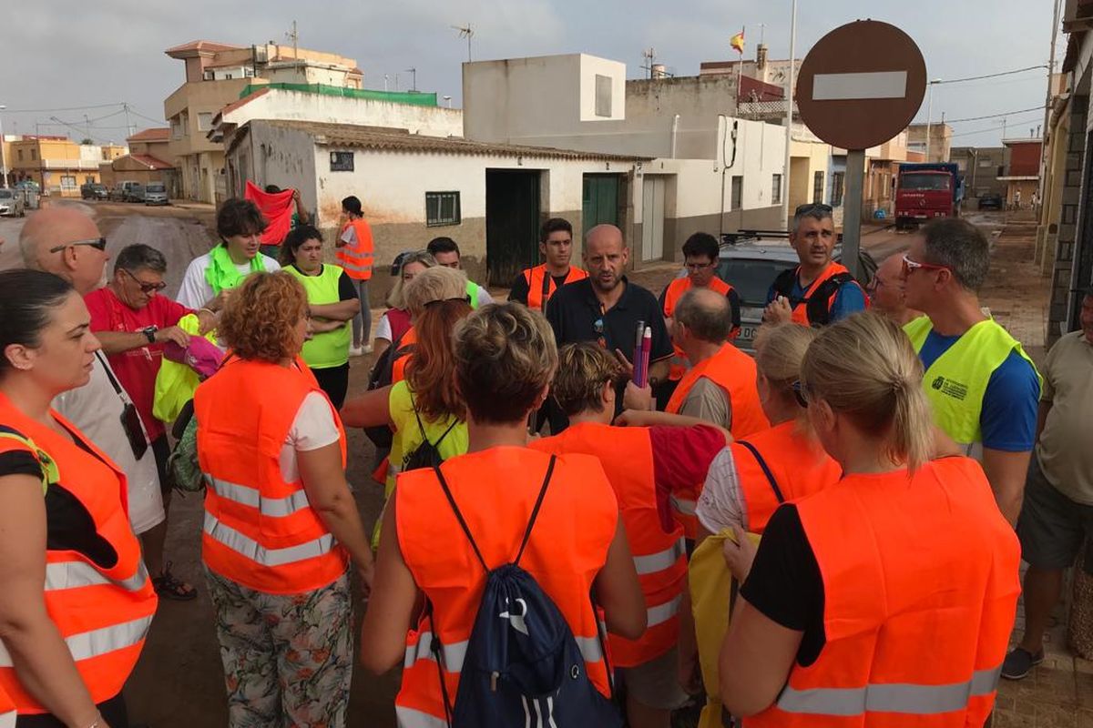 Limpieza de los servicios municipales con la colaboracin de voluntarios en Los Nietos y Los Urrutias