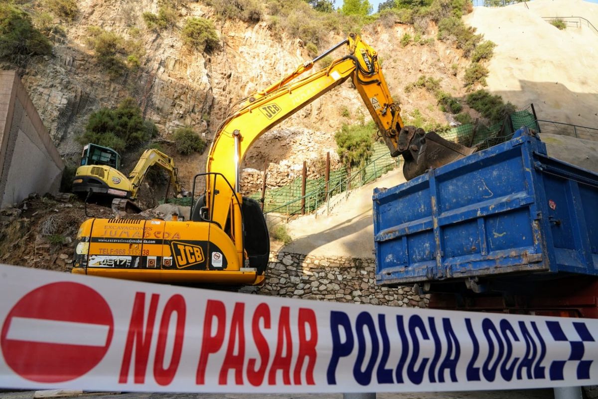 Actuaciones de urgencia para la retirada de rocas en la calle Gisbert