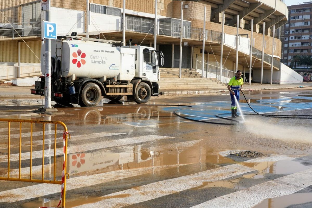 Limpieza del aparcamiento del Estadio Cartagonova despus de la gota fra